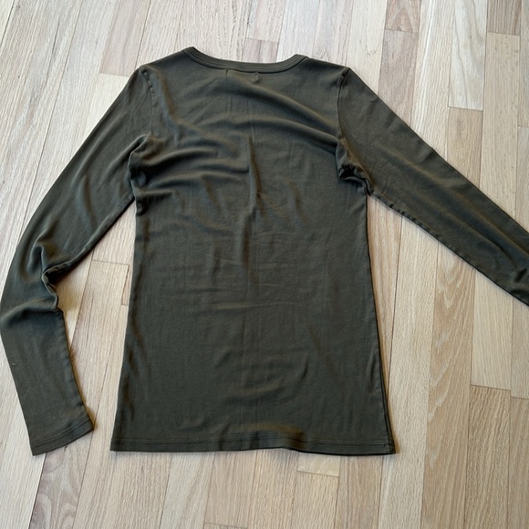 Olive l/s tshirt. One size fits most - Picture 3 of 3